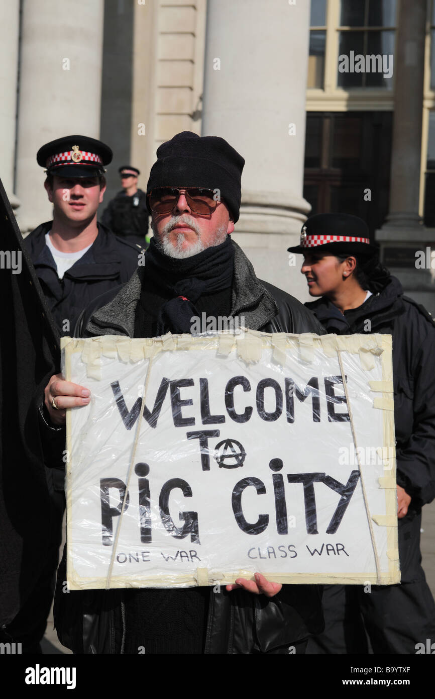 En dehors de l'étiquette avec un manifestant la banque d'Angleterre au cours de la 2009 Sommet du G20, Londres, Royaume-Uni. Banque D'Images