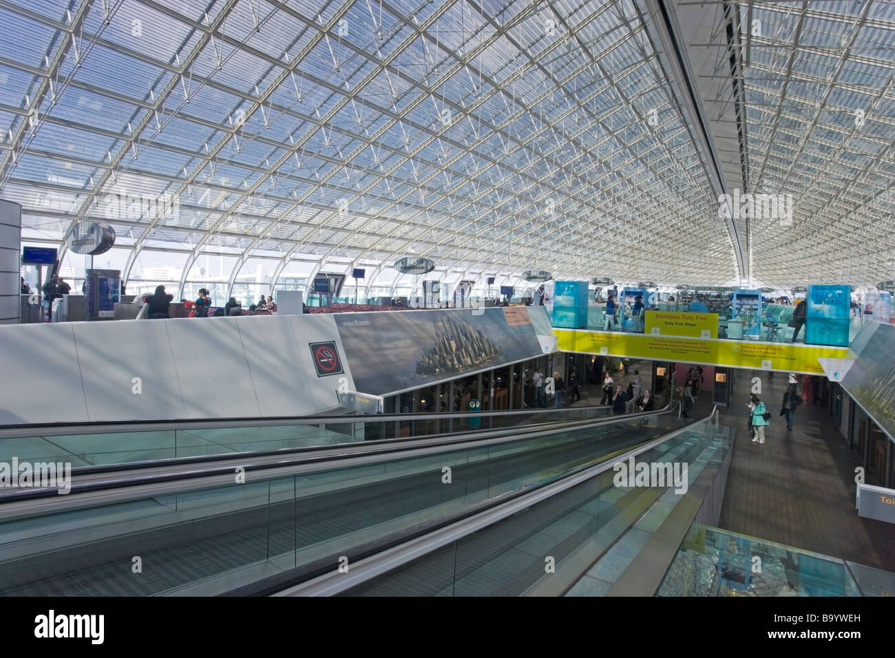 L'aéroport Charles de Gaulle, terminal intérieur avec toit en verre et acier, Paris, France, Europe Banque D'Images