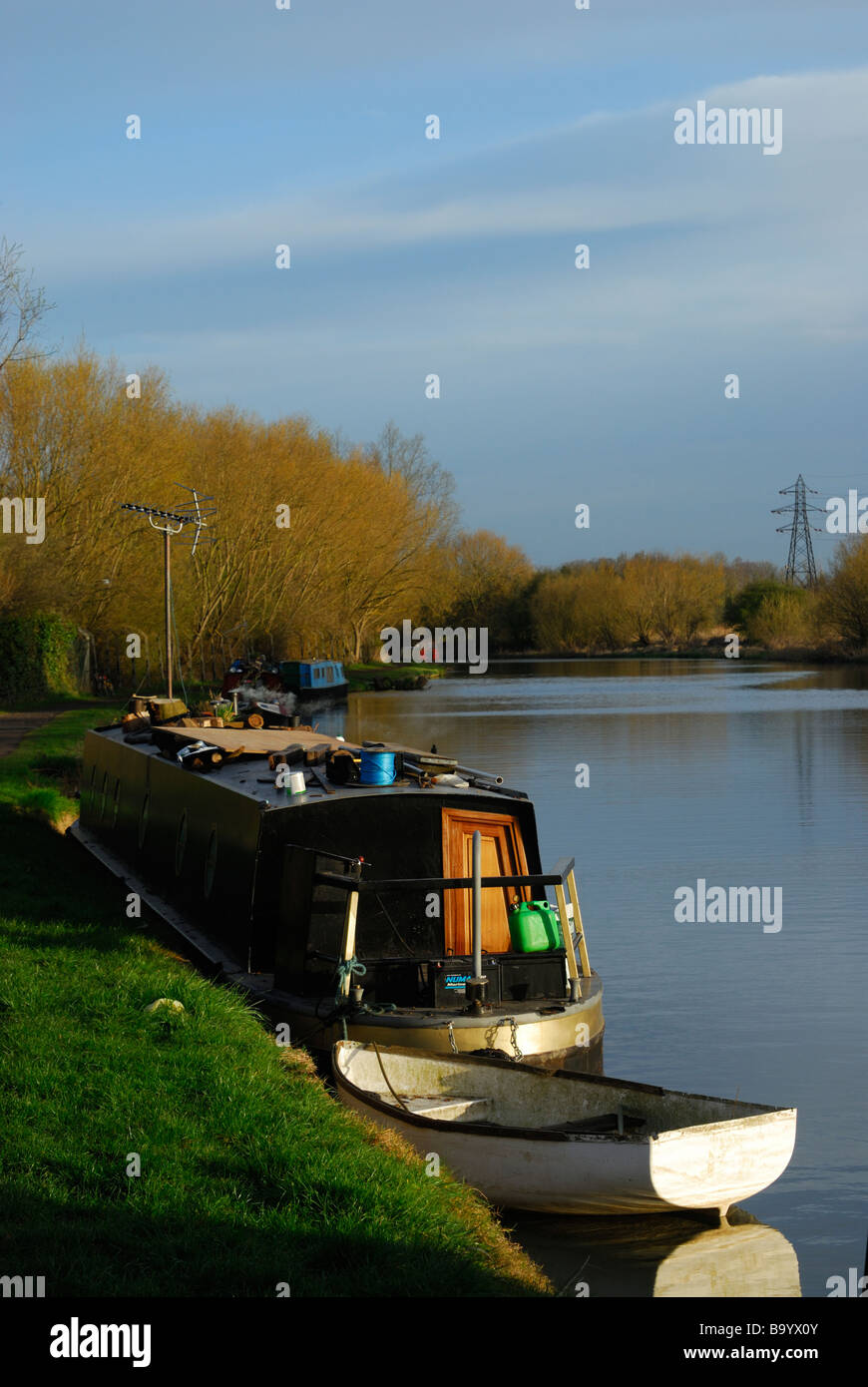 Les barges et narrowboats amarré sur la rivière Lee près de Ware dans le Hertfordshire, England, UK Banque D'Images