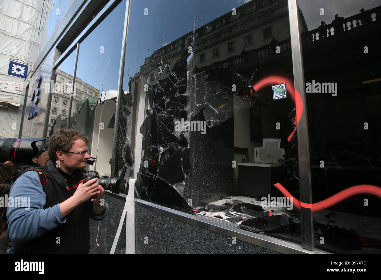 Windows endommagés de Royal Bank of Scotland bâtiment au cours de la manifestation dans la ville de London, UK Banque D'Images