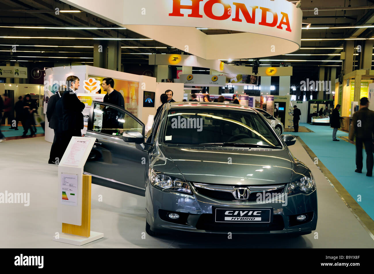 Paris France, hommes d'affaires « Honda car Company », « Sustainability Trade Show » « salon durable » Civic « Hybrid car » Banque D'Images