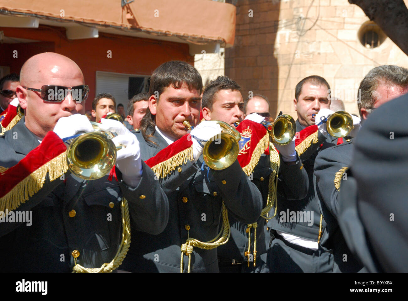 Musiciens qui jouent en cornet et tambour (cornetas y tambores) concours d'harmonies, Catral, Espagne Banque D'Images