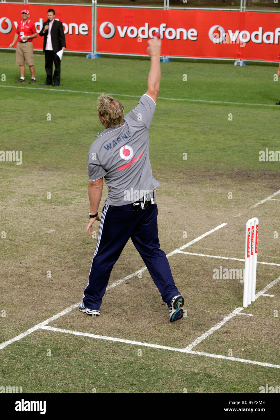 Shane Warne cricket un bowling ball à un pilote de F1 Lewis Hamilton à Melbourne, le 26 mars 2009 Banque D'Images