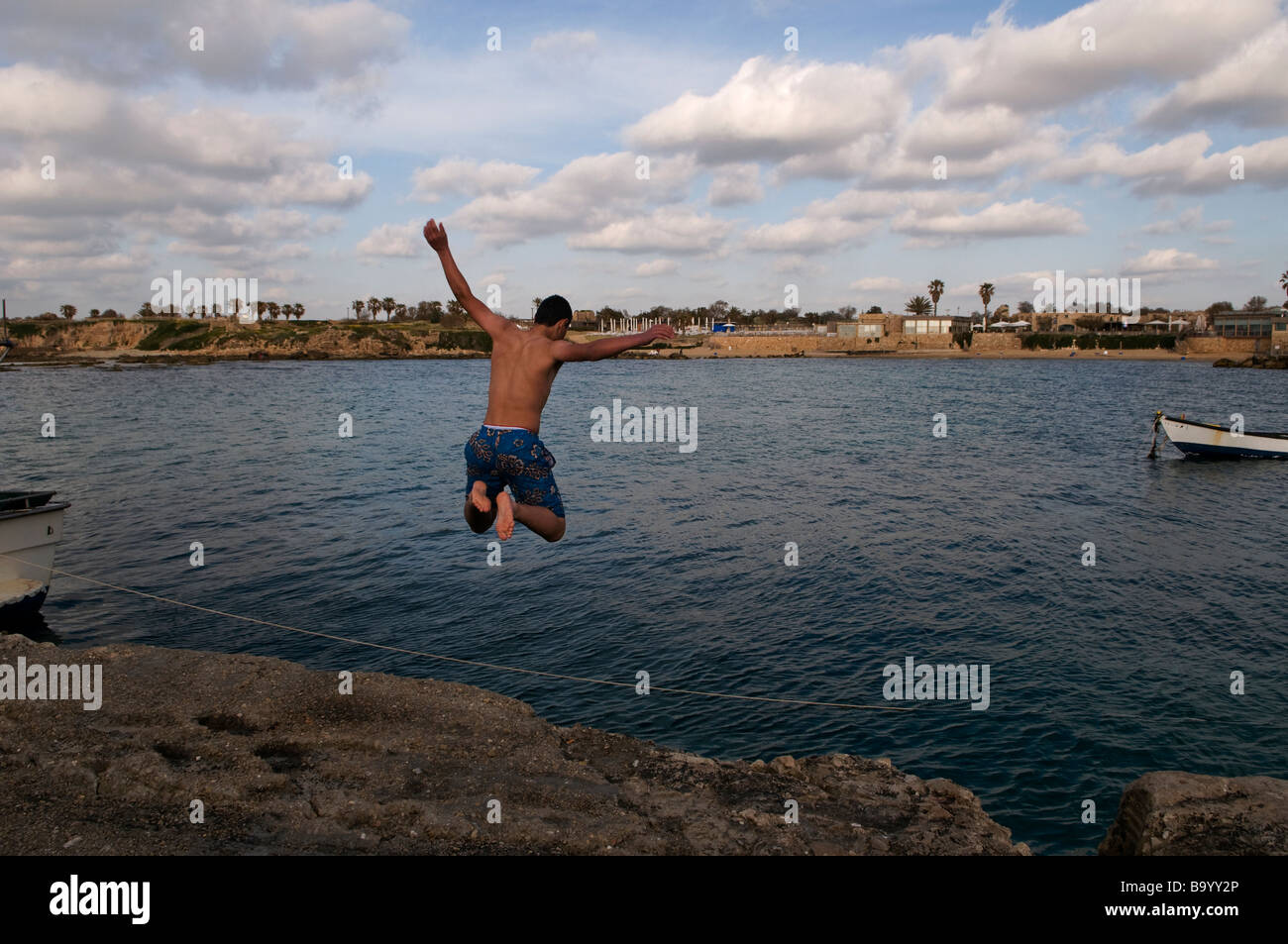 L'homme bondit dans la Méditerranée de l'eau à la baie de Caesarea national park Israël Banque D'Images
