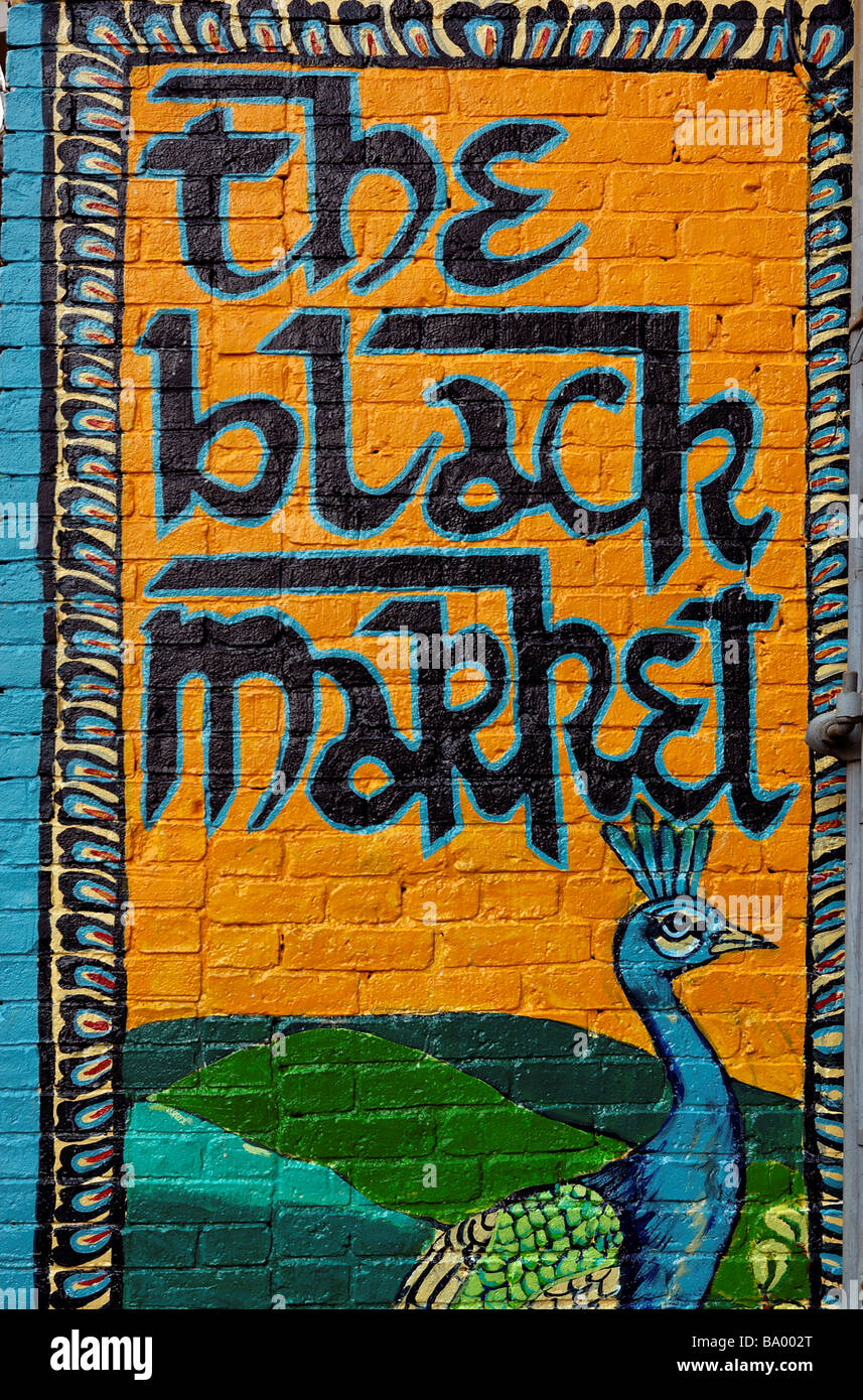 Une enseigne peinte pour un magasin appelé le marché noir Banque D'Images