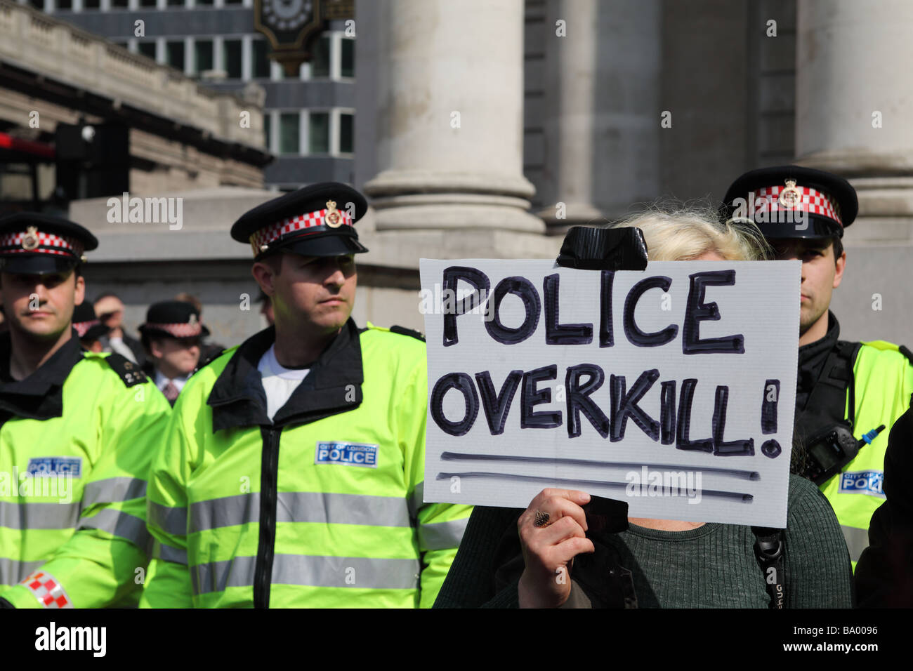 Des manifestants et la police à l'extérieur de la Banque d'Angleterre au cours de la 2009 Sommet du G20, Londres, Royaume-Uni. Banque D'Images