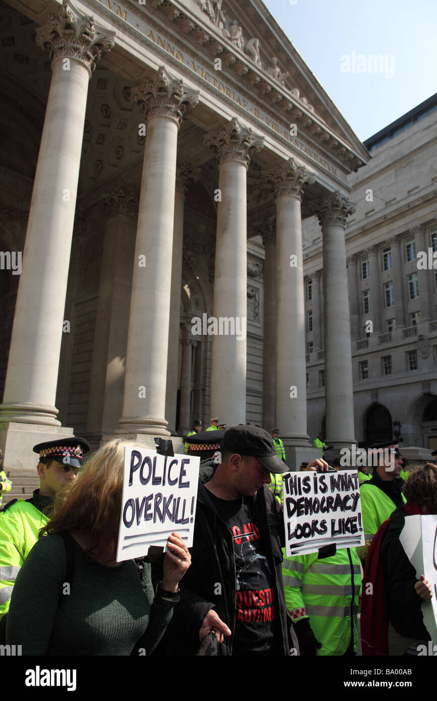 Manifestants devant la Banque d'Angleterre au cours de la 2009 Sommet du G20, Londres, Royaume-Uni. Banque D'Images