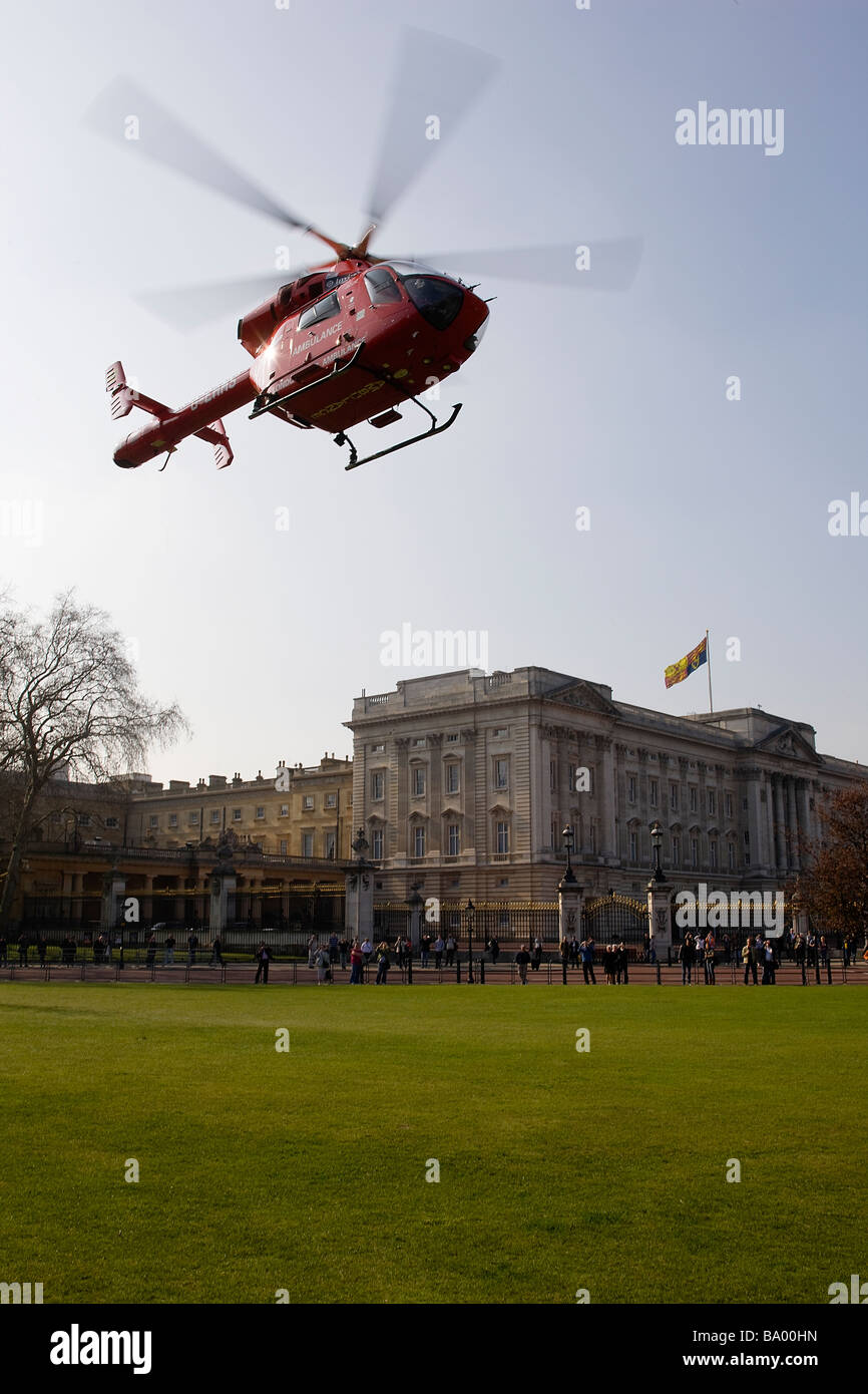 London's Air Ambulance HEMS décolle devant le palais de Buckingham après avoir répondu à une urgence Banque D'Images