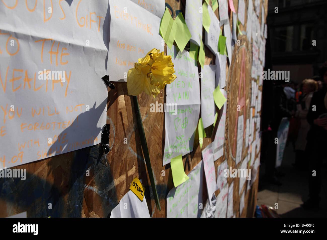 Les messages de protestation publiée sur un bord à l'extérieur de la Banque d'Angleterre au cours de la 2009 Sommet du G20, Londres, Royaume-Uni. Banque D'Images