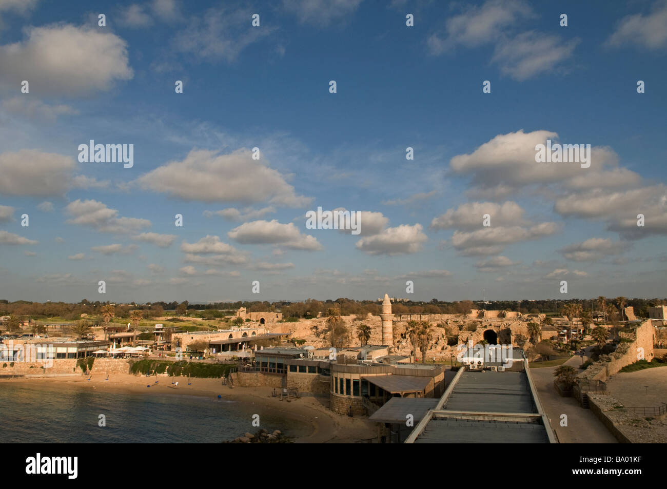 Vue panoramique sur le vieux port et l'ancien site du parc national de Césarée en Israël Banque D'Images