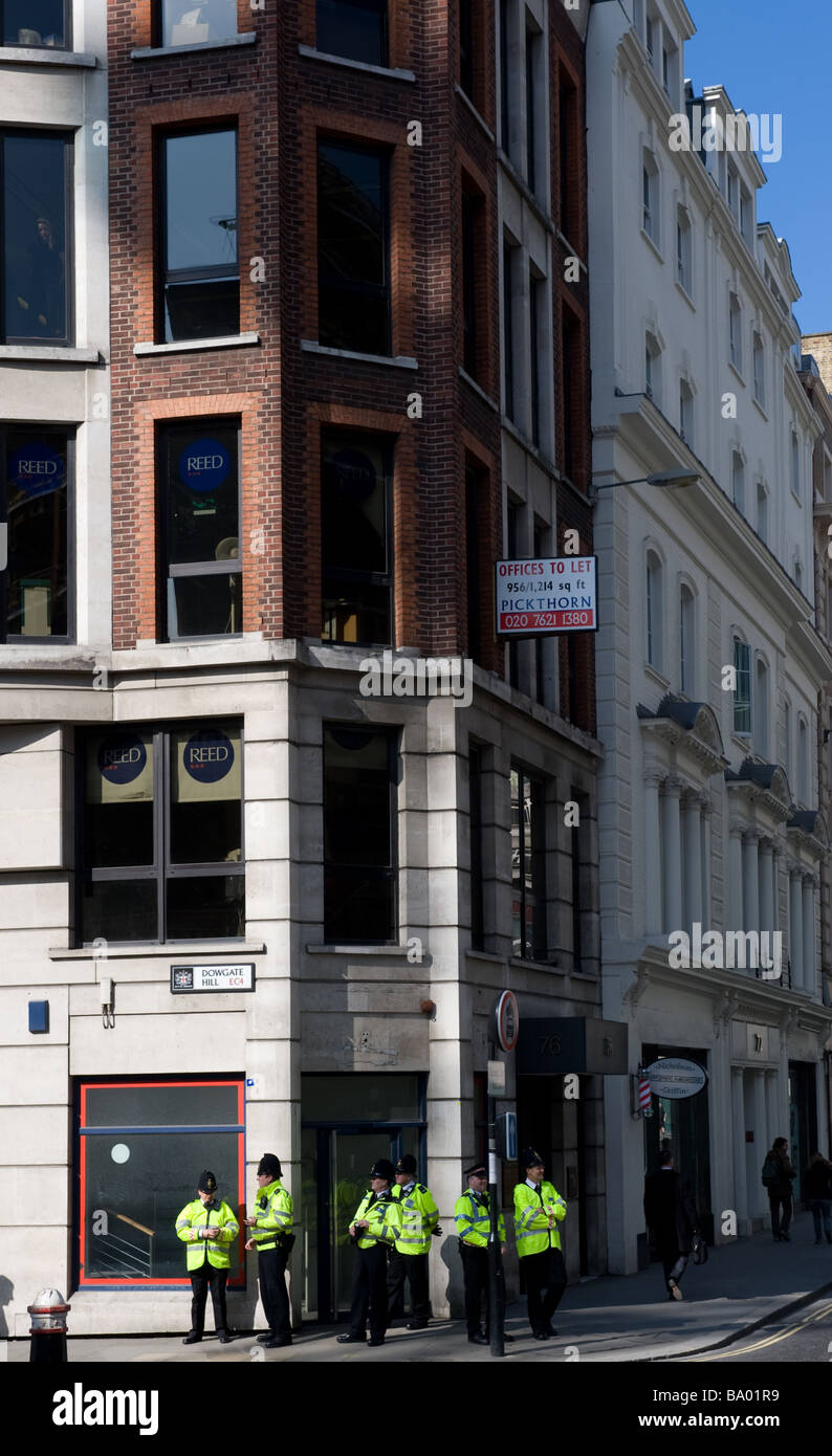 Metropolitan Police debout sur le coin d'une rue de la ville de Londres. Banque D'Images