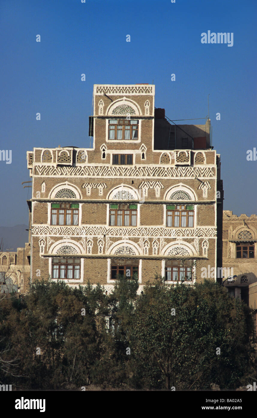 Tour de briques de boue Adobe Chambre avec fenêtres décorées, Sana'a ou San'a, la capitale de la République du Yémen Banque D'Images
