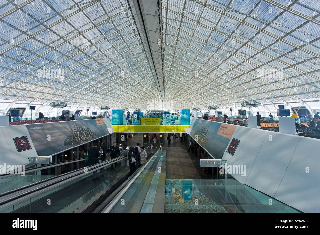 L'aéroport Charles de Gaulle terminal 2 F de l'intérieur du bâtiment avec toit en verre et acier Paris France Europe UE Banque D'Images