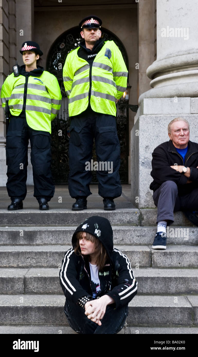 La police métropolitaine lors du G20 de démonstration dans la ville de Londres. Banque D'Images