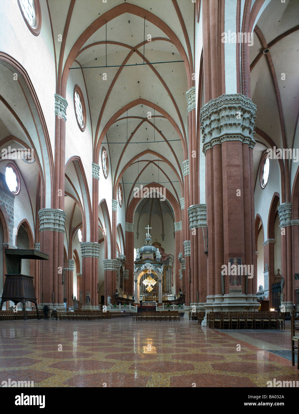 Bologne, Italie. Basilique de San Petronio, nef de l'intérieur. 1390 a commencé, fin gothique. Banque D'Images