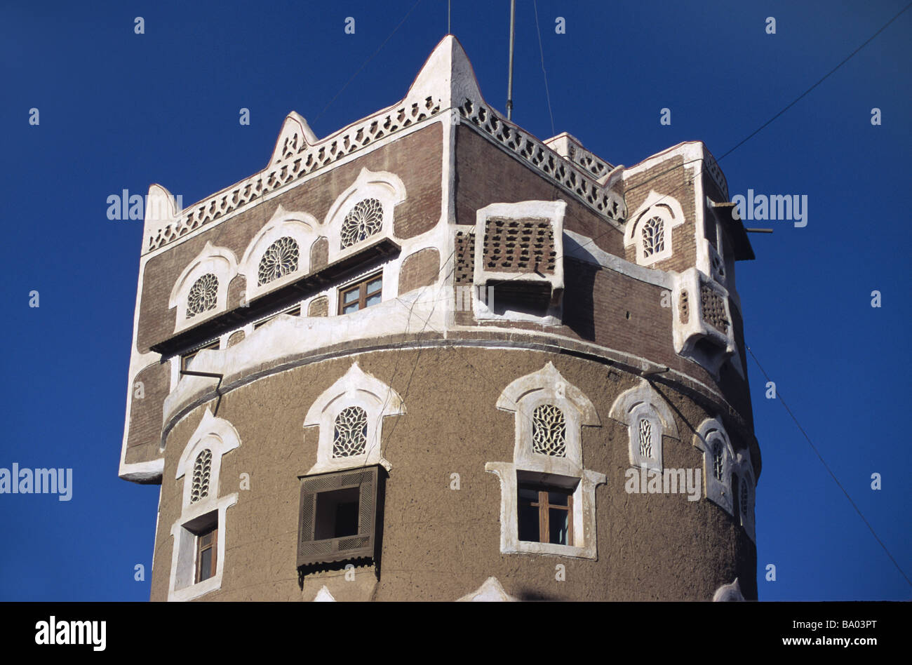 Chambre carrée sur le dessus de la tour ronde en brique crue Adobe Chambre avec fenêtres décorées, Sana'a ou San'a, la capitale du Yémen Banque D'Images