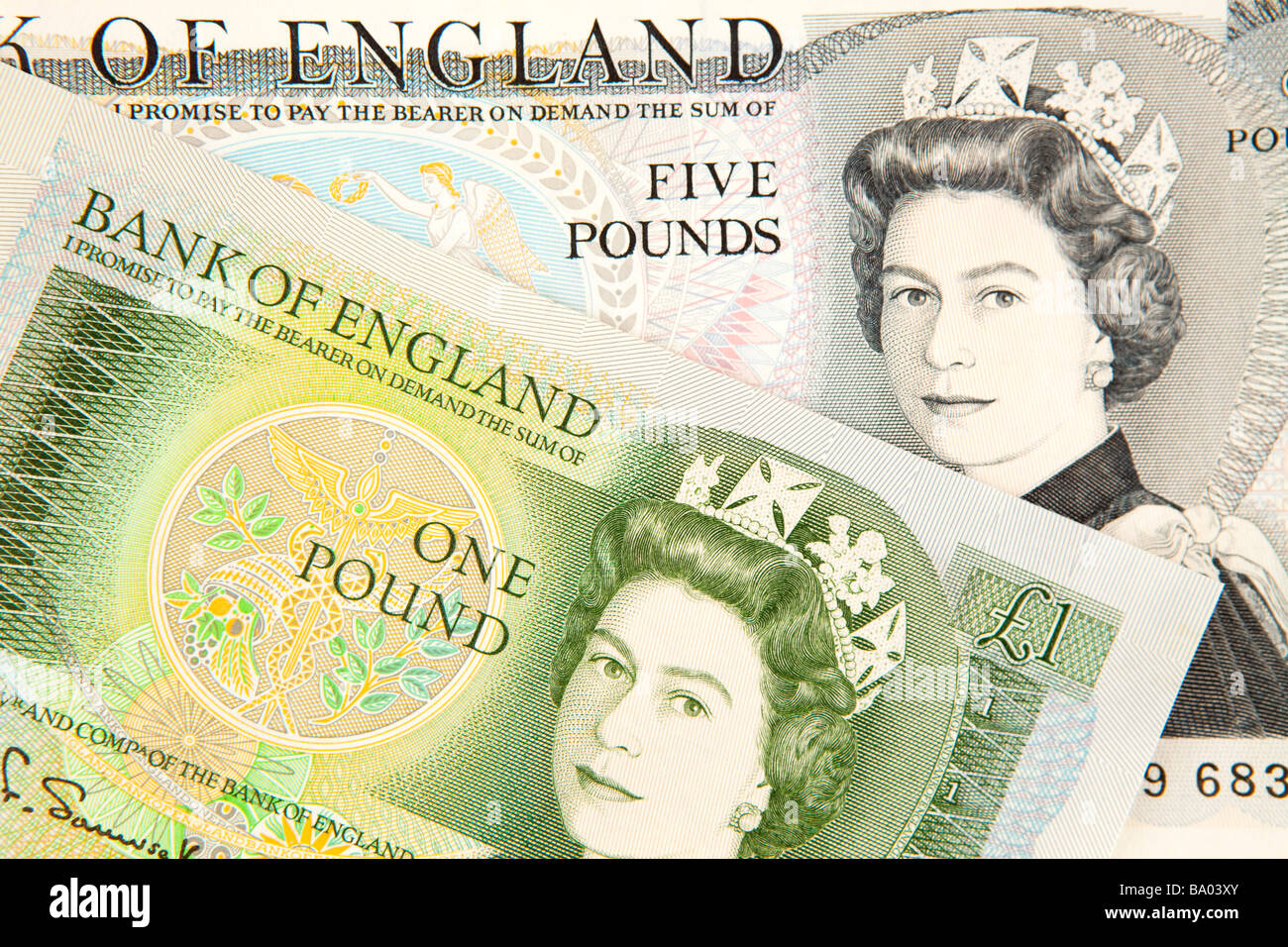 Monnaie argent détail de l'ancienne British un et cinq billets de livre Banque D'Images