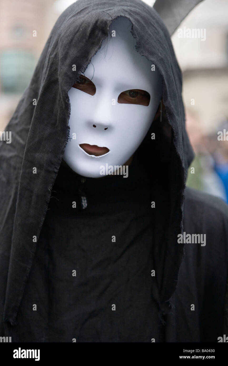 Manifestant dans 'anonyme' masque lors des manifestations contre le sommet du G20 à Londres, 1 avril 2009 Banque D'Images