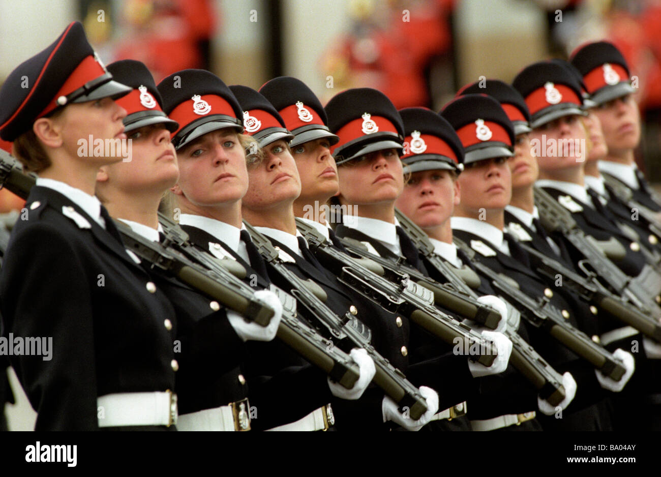 Des cadets de l'officier de sexe féminin passent la parade à l'Académie militaire de Sandhurst au Royaume-Uni Banque D'Images