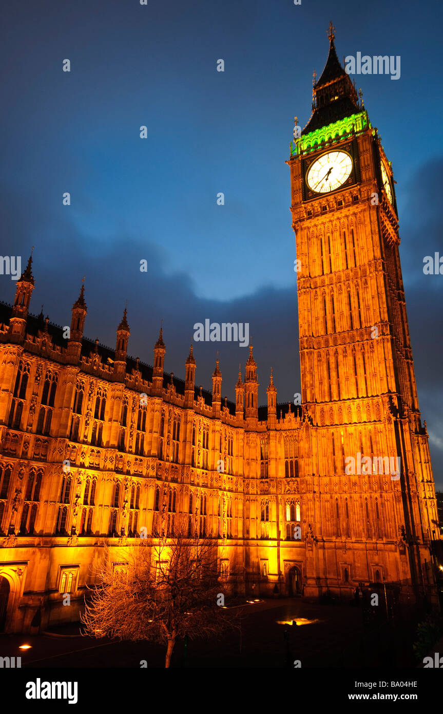 Chambres du Parlement britannique, avec Big Ben, la nuit Banque D'Images