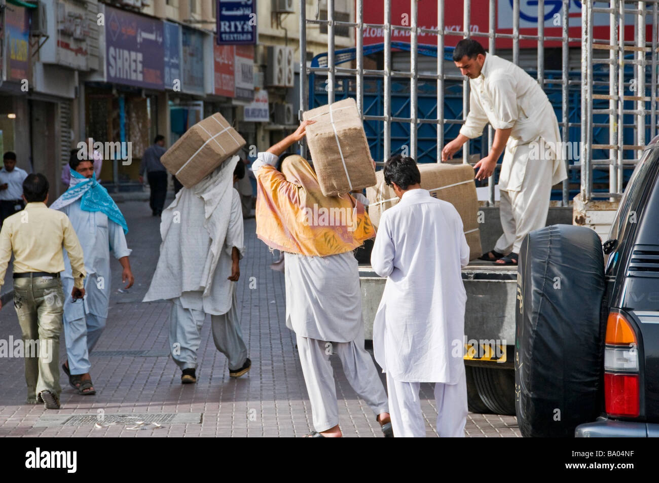 Les travailleurs migrants décharger un camion à Bur Dubai Banque D'Images