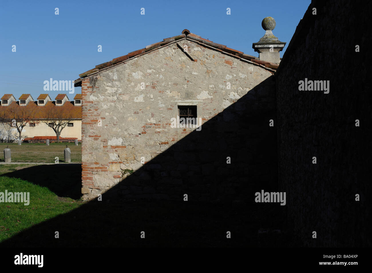 Une dépendance d'une ferme italienne rustique sur une journée ensoleillée Banque D'Images