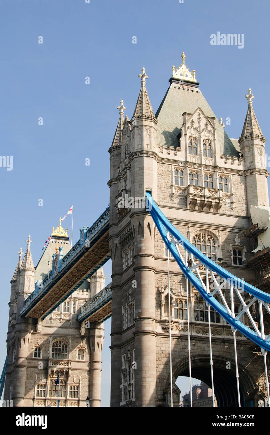 LONDRES, Royaume-Uni — Tower Bridge, un symbole emblématique de Londres, enjambe la Tamise et présente ses tours jumelles distinctives et son design à bascule. Achevé en 1894, ce pont historique combine des éléments d'ingénierie de suspension et de pont-levis. Tower Bridge reste une traversée vitale et une attraction touristique majeure, offrant une vue panoramique sur la ville. Banque D'Images