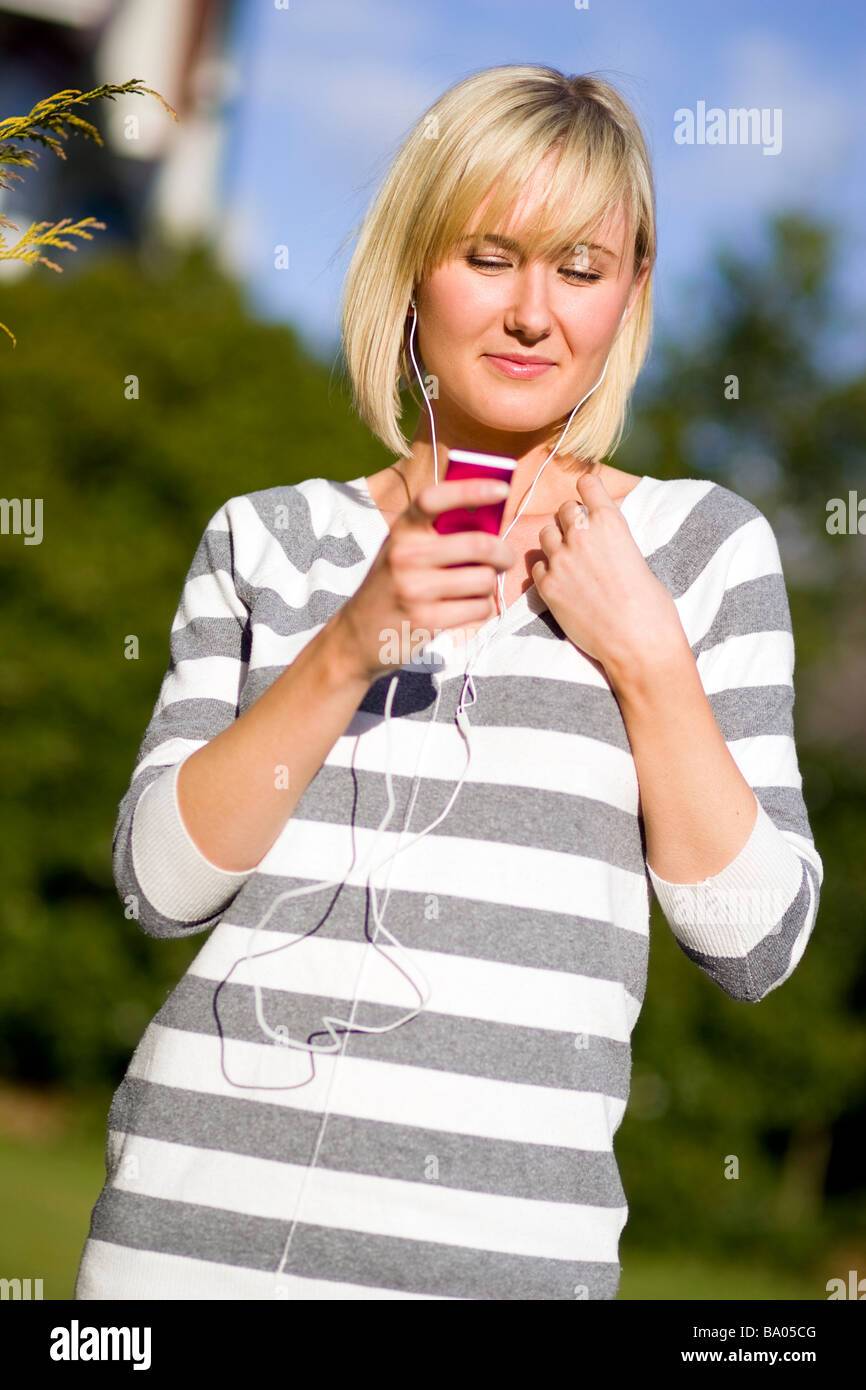 Jeune fille à l'écoute de 'iPod' Banque D'Images