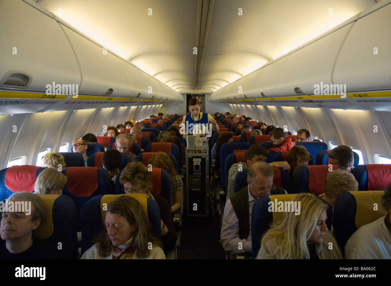Les passagers en cabine avion Boeing 737 800 Ryanair l'aéroport de Luton en Angleterre Angleterre Europe Banque D'Images