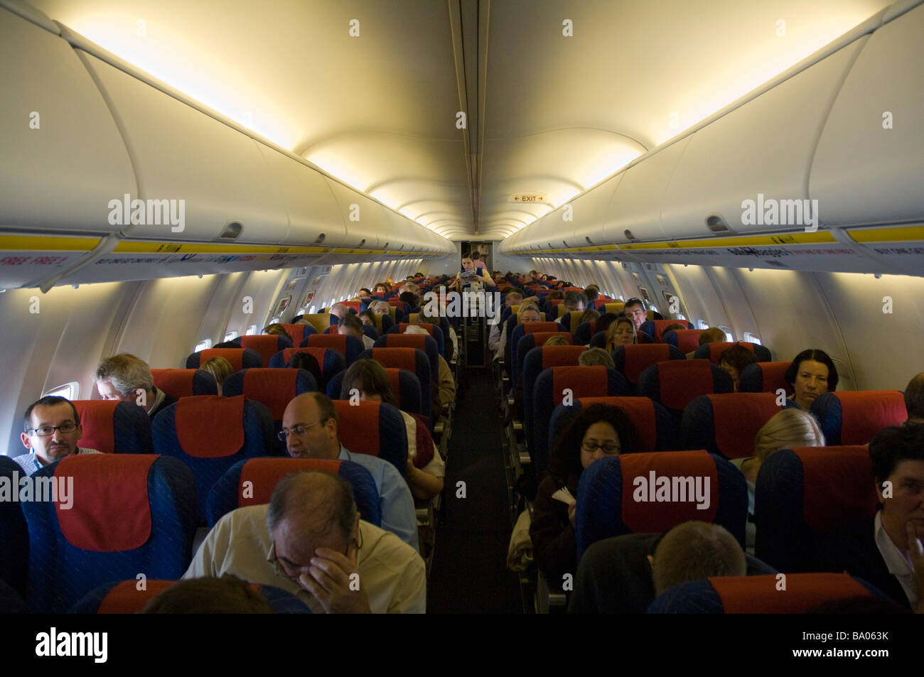 Les passagers en cabine avion Boeing 737 800 Ryanair l'aéroport de Luton en Angleterre Angleterre Europe Banque D'Images