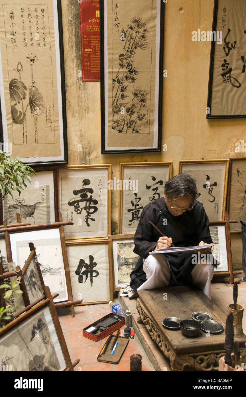 Artiste au travail caligraphy à Hanoi Vietnam Banque D'Images