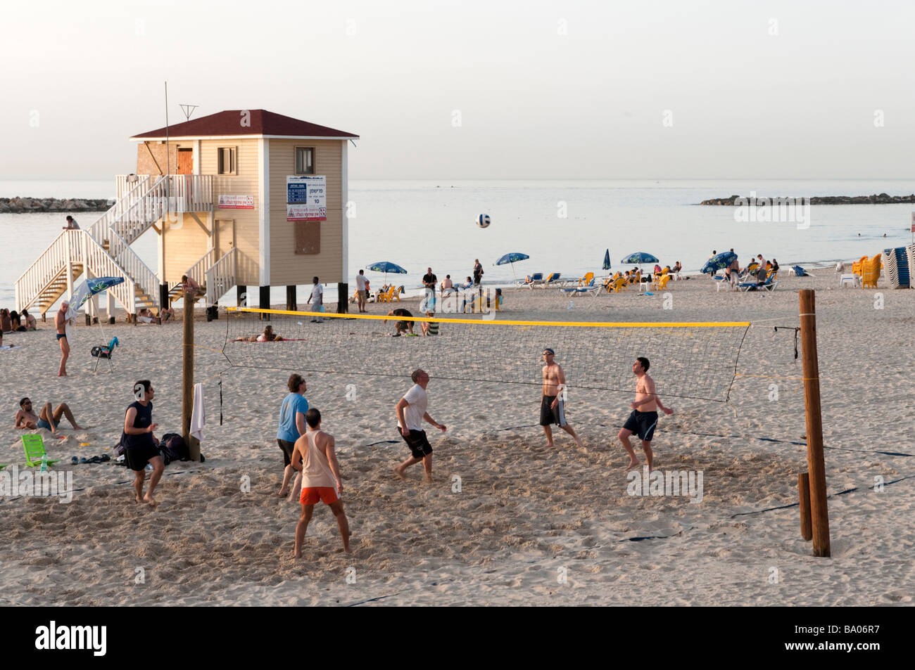 Les gens à jouer au volleyball de plage, Tel Aviv, Israël Banque D'Images