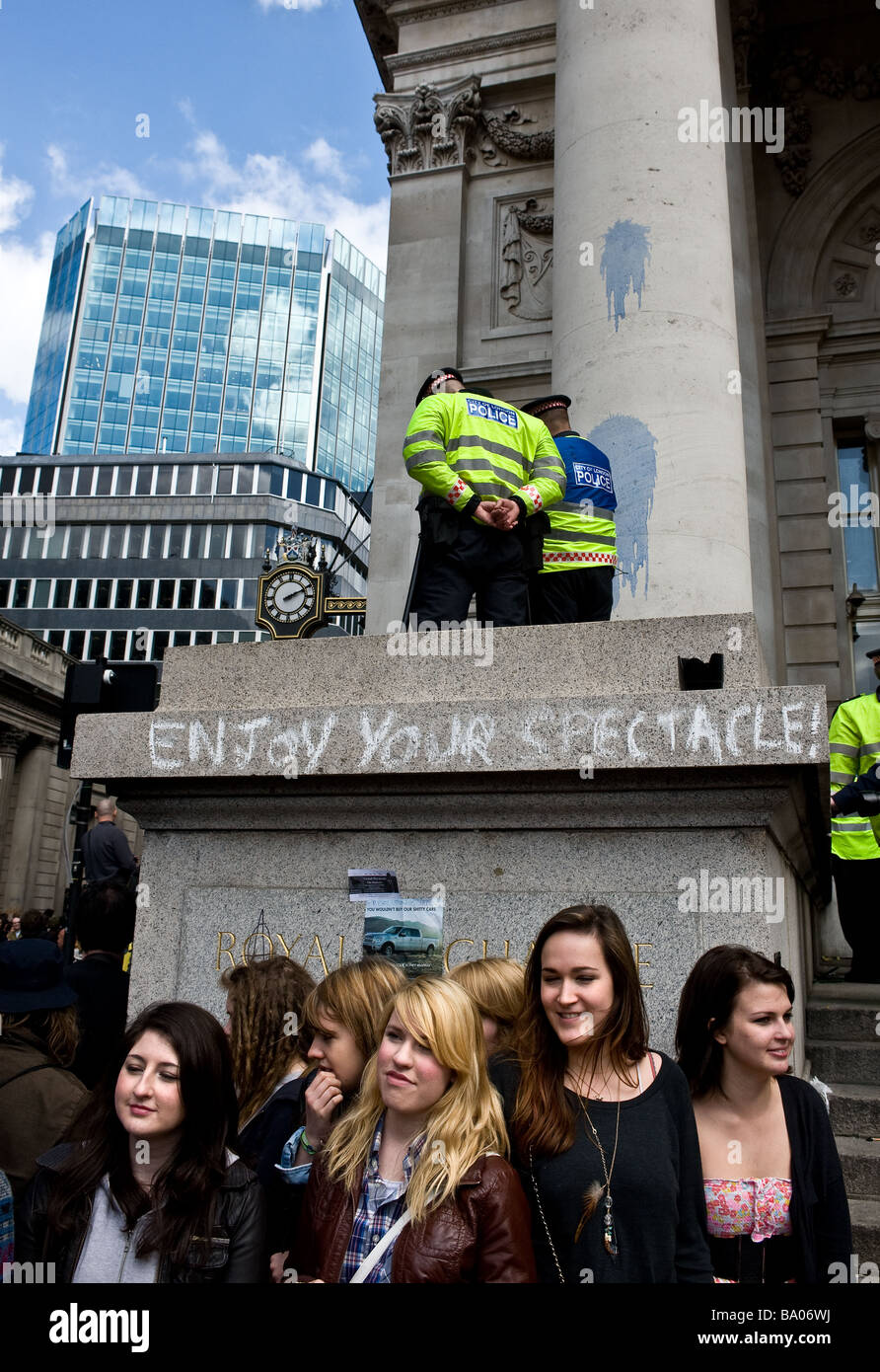 Un groupe de jeunes filles lors d'une manifestation dans la ville de Londres. Banque D'Images