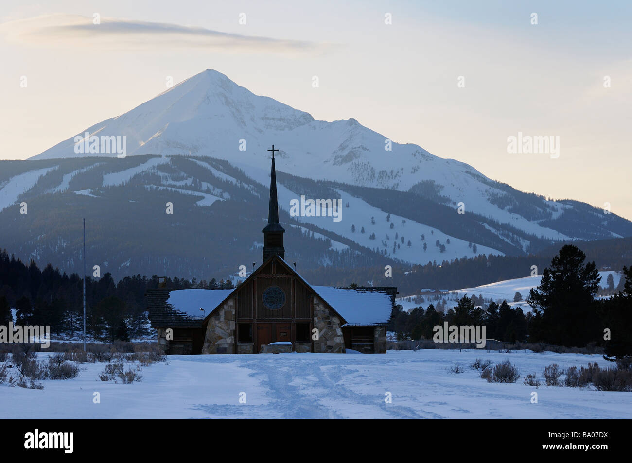 Chapelle des soldats au crépuscule à Big Sky Montana USA en face de la montagne solitaire couvertes de neige Big Sky Ski Resort Banque D'Images