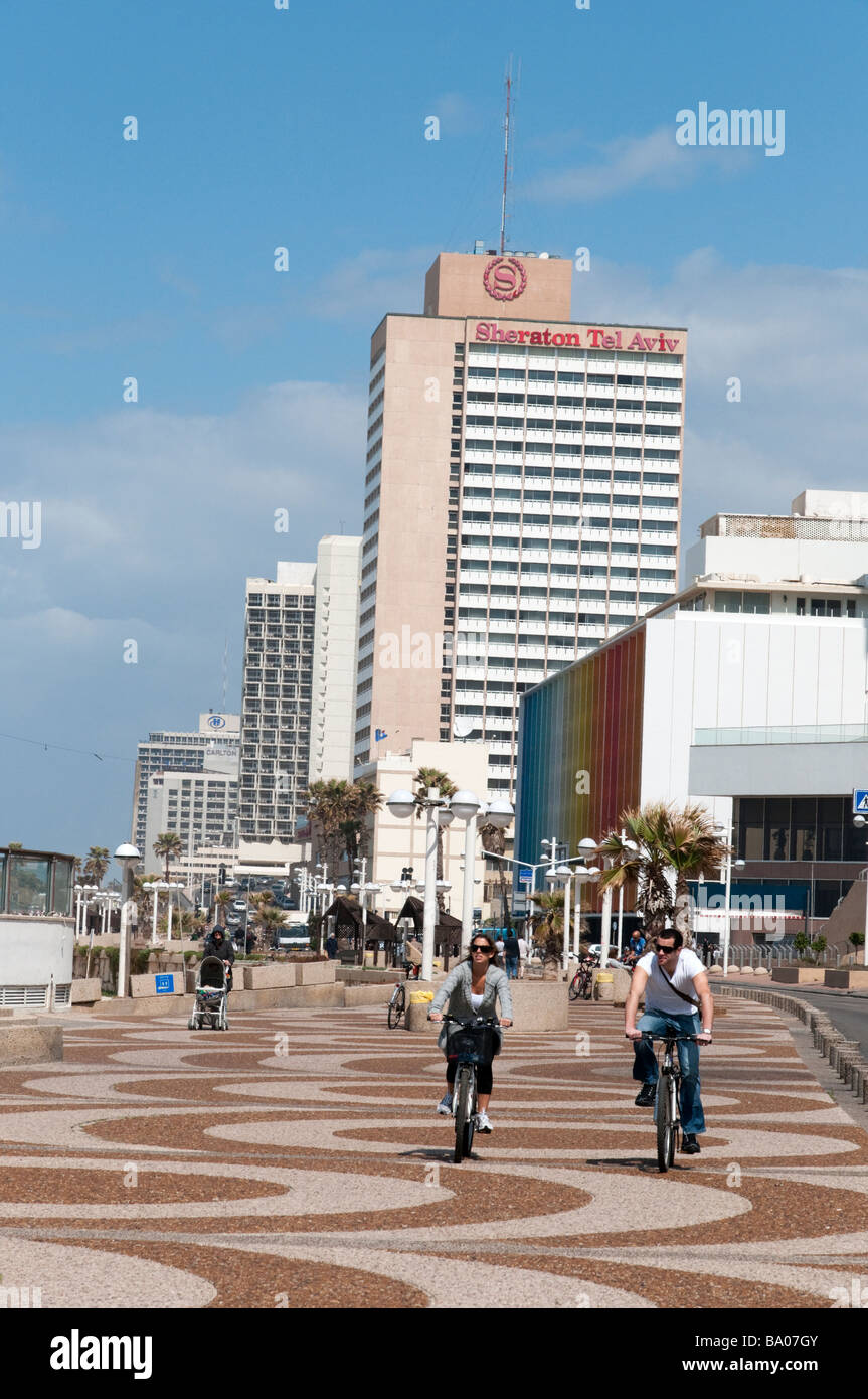Randonnée à vélo sur la promenade du bord de Tel Aviv ISRAËL Banque D'Images