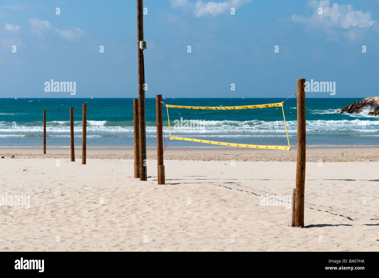Filet de volley-ball sur plage vide Tel Aviv, Israël Banque D'Images