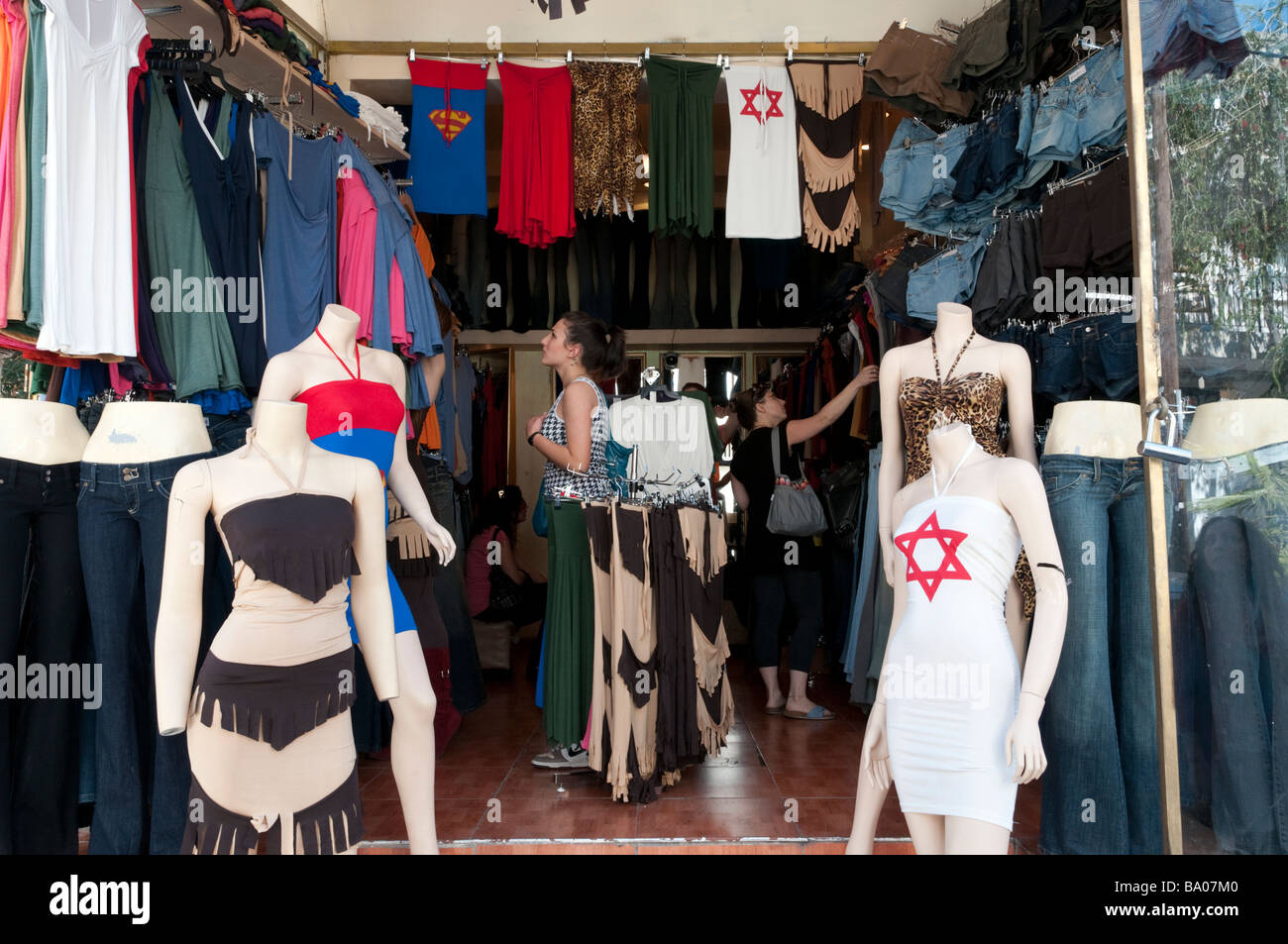 Magasin de vêtements pour femmes dans la rue Shenkin Tel Aviv ISRAËL Banque D'Images