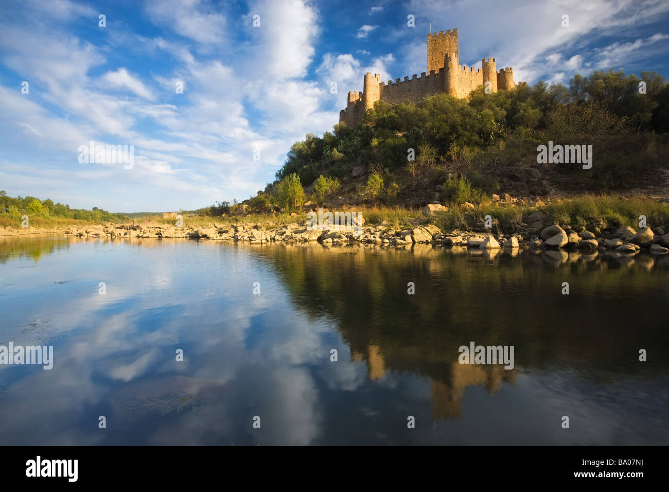 Almourol Castle historique avec tage au coucher du soleil avec ciel bleu et nuages blancs Banque D'Images
