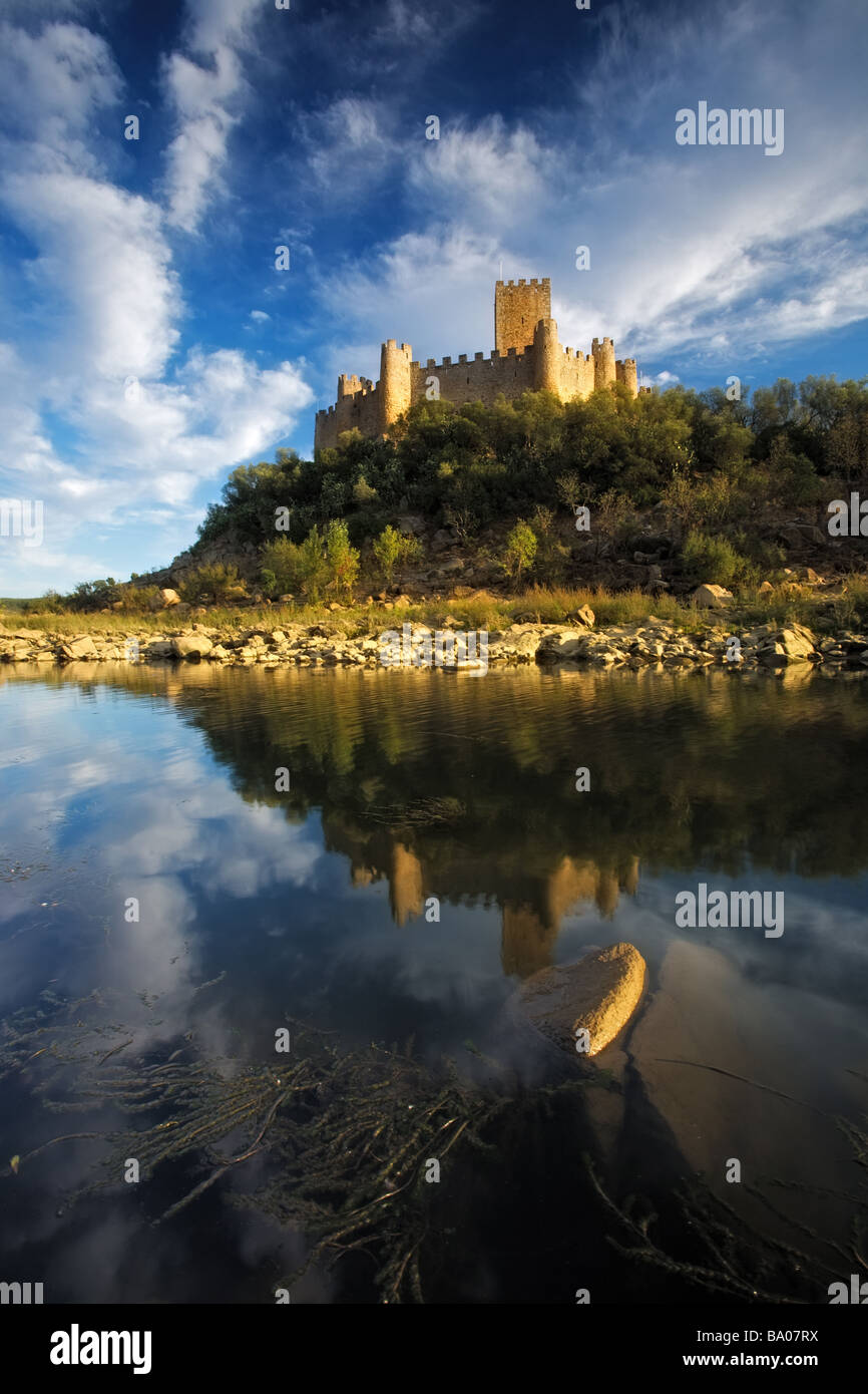 Almourol Castle historique avec tage au coucher du soleil avec ciel bleu et nuages blancs Banque D'Images