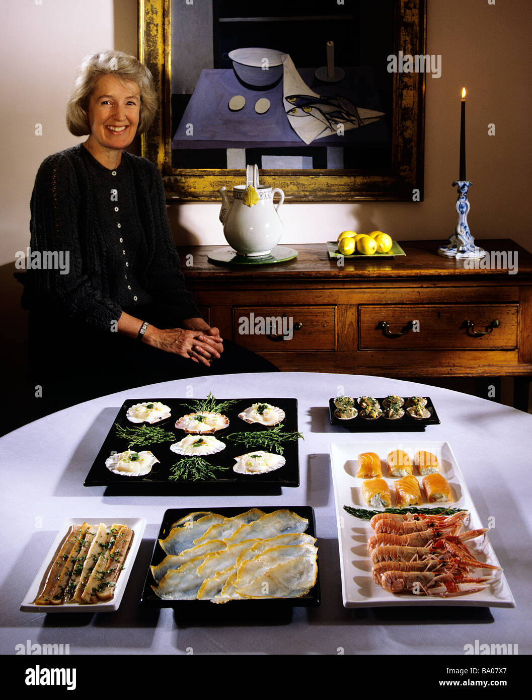 Écrivain et auteur de cuisine Arabella Boxer avec des plats de fruits de  mer Photo Stock - Alamy