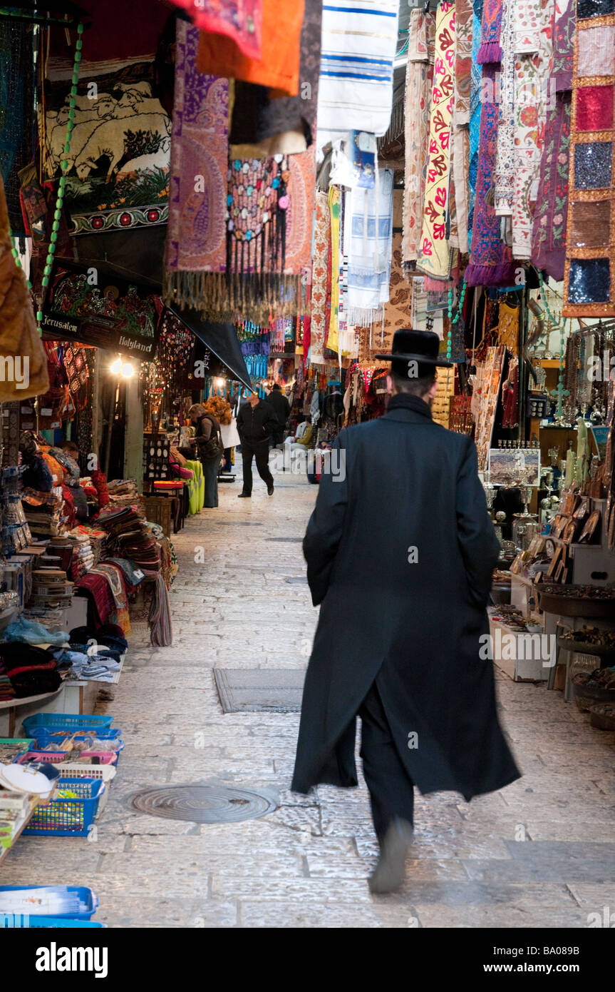 Juif orthodoxe marcher dans une rue étroite dans le quartier arabe de la vieille ville de Jérusalem Israël Banque D'Images