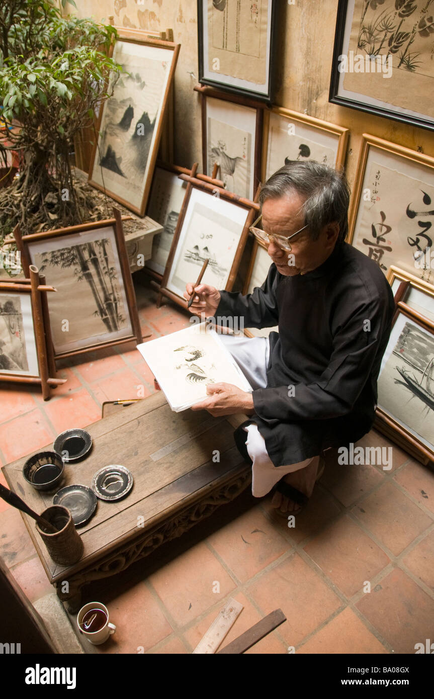 Artiste au travail caligraphy à Hanoi Vietnam Banque D'Images