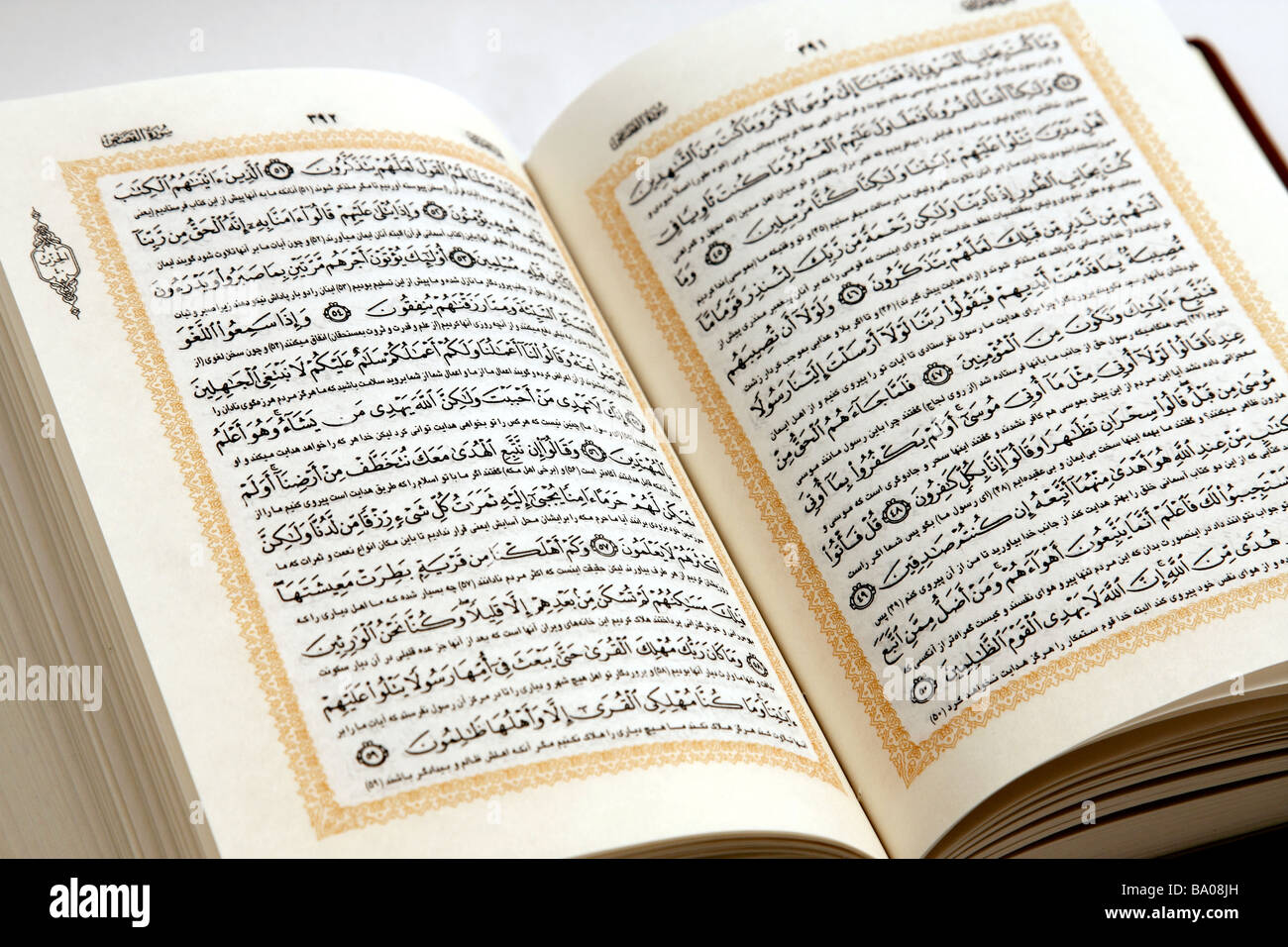 Coran (Kuran) livre isolé sur fond blanc. Banque D'Images