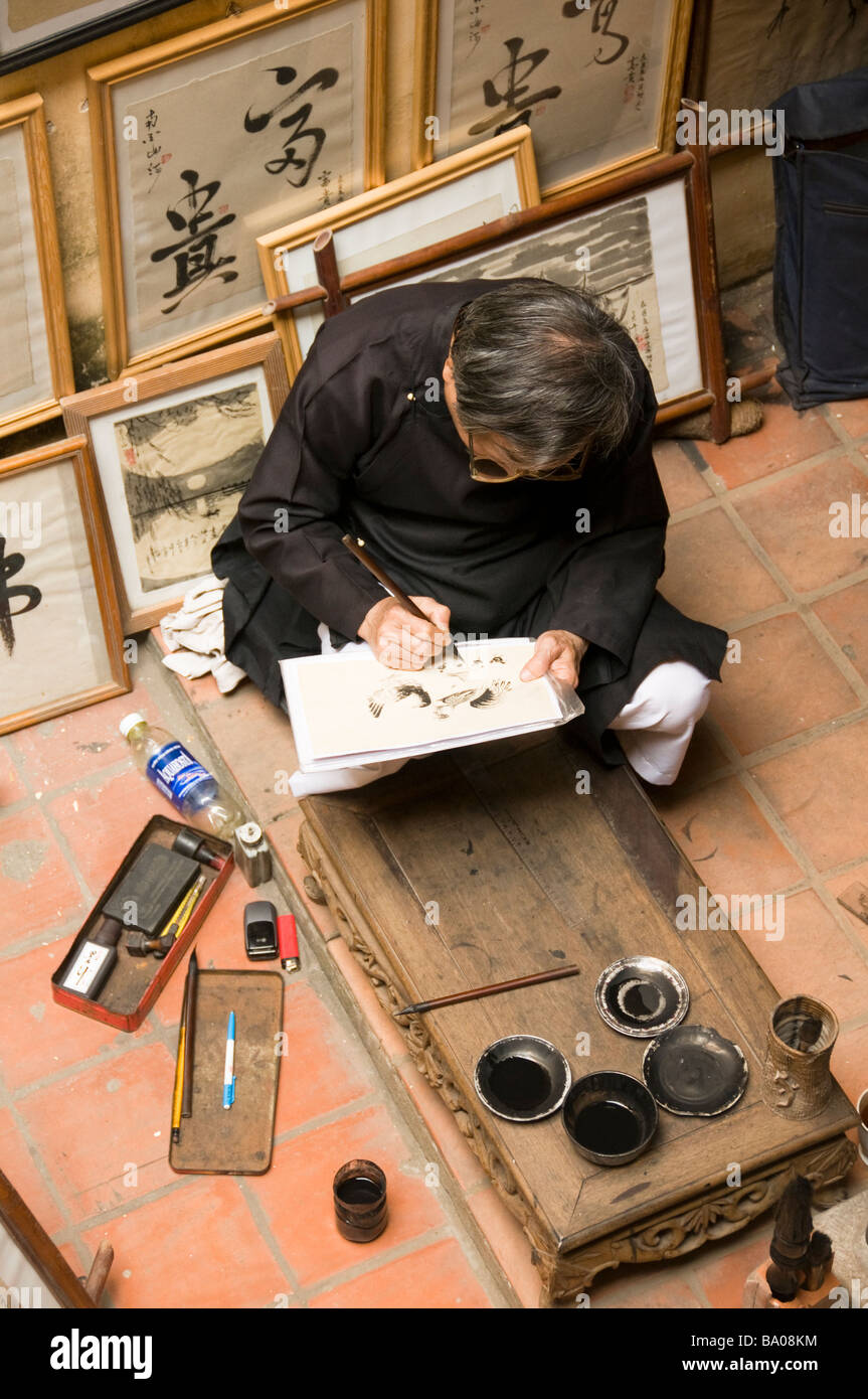 Artiste au travail caligraphy à Hanoi Vietnam Banque D'Images