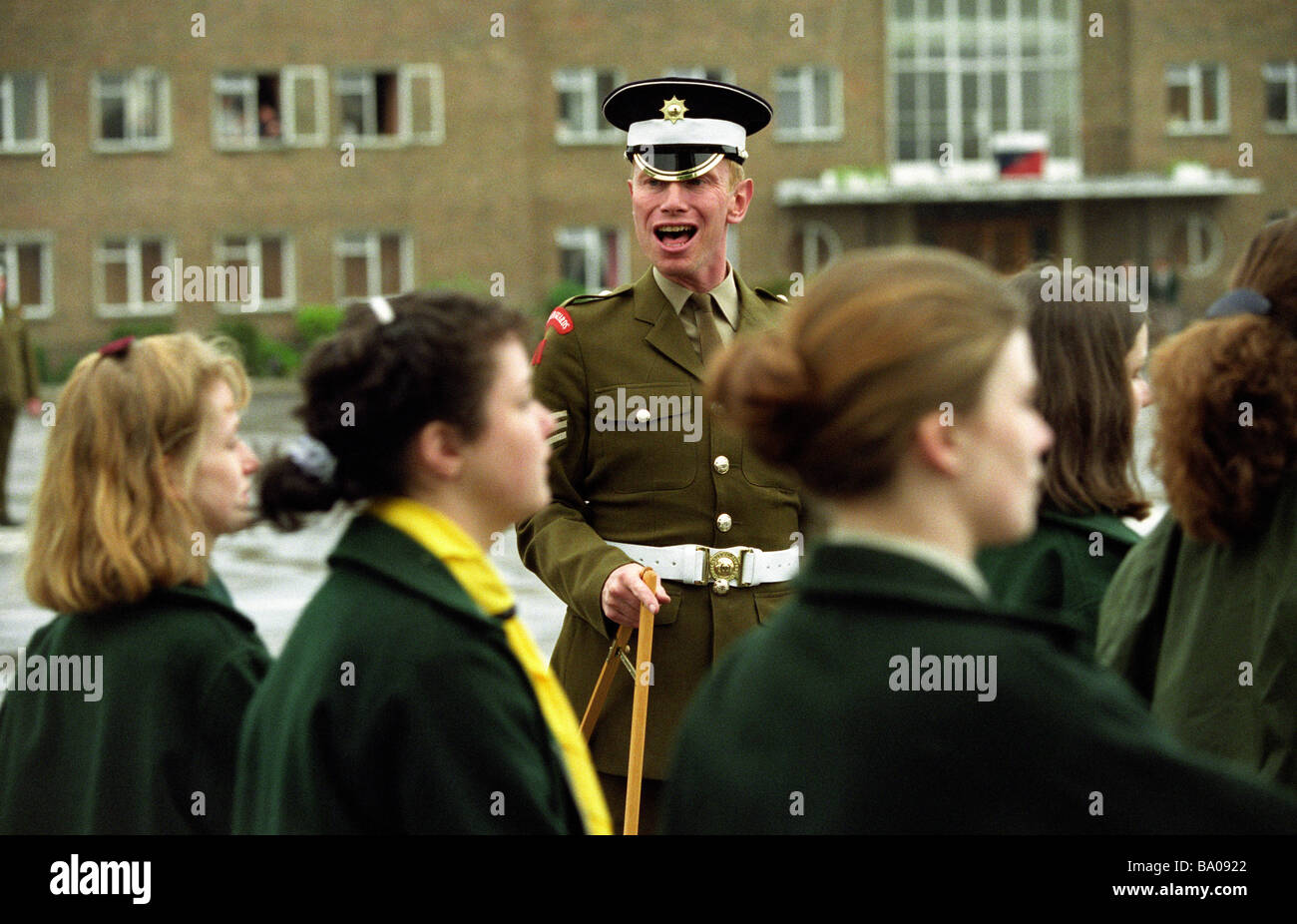 900 Scouts sont forés dans l'art de marcher par les Coldstream Guards sur la place de la Caserne Combermere Windsor UK Banque D'Images