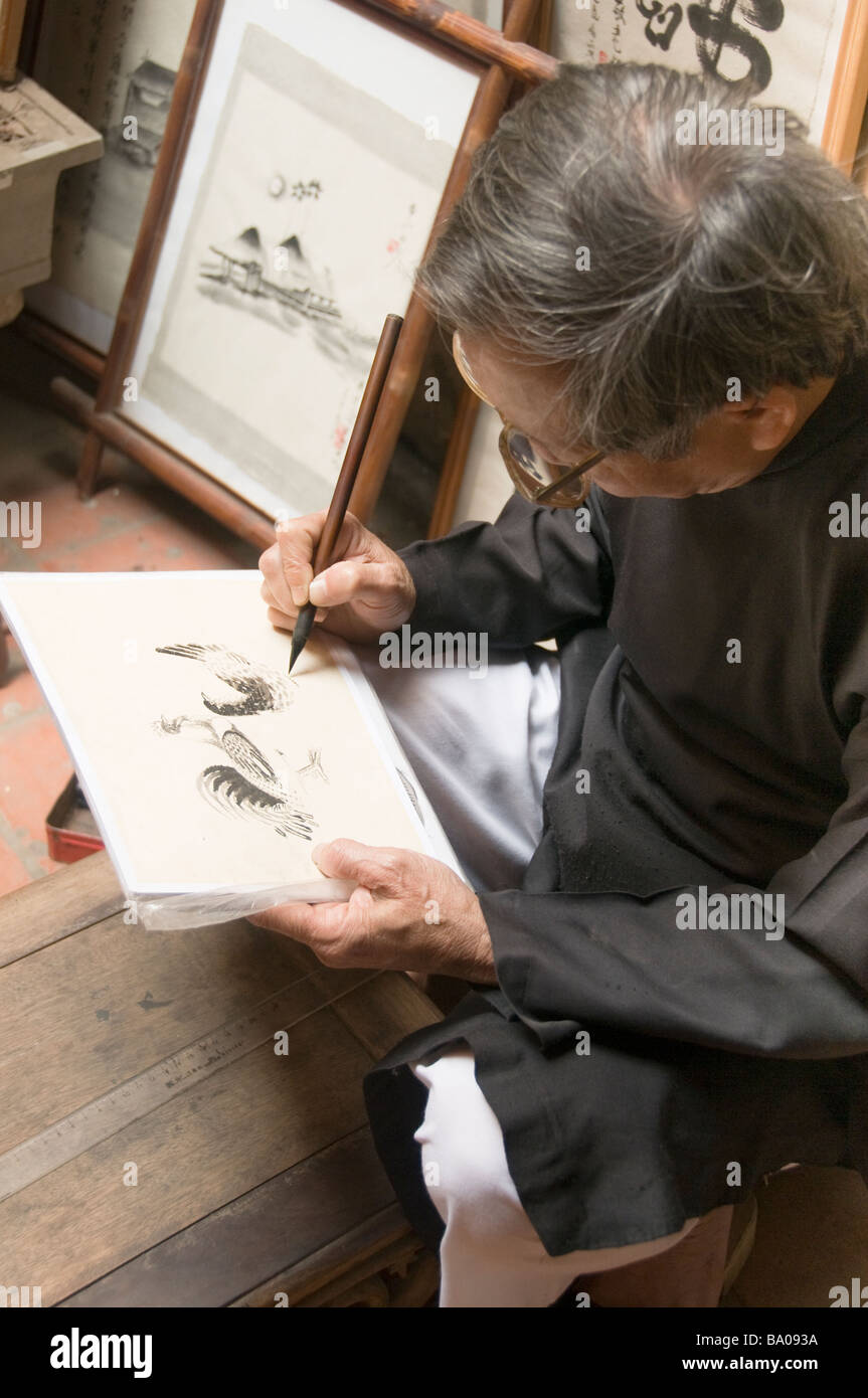 Artiste au travail caligraphy à Hanoi Vietnam Banque D'Images