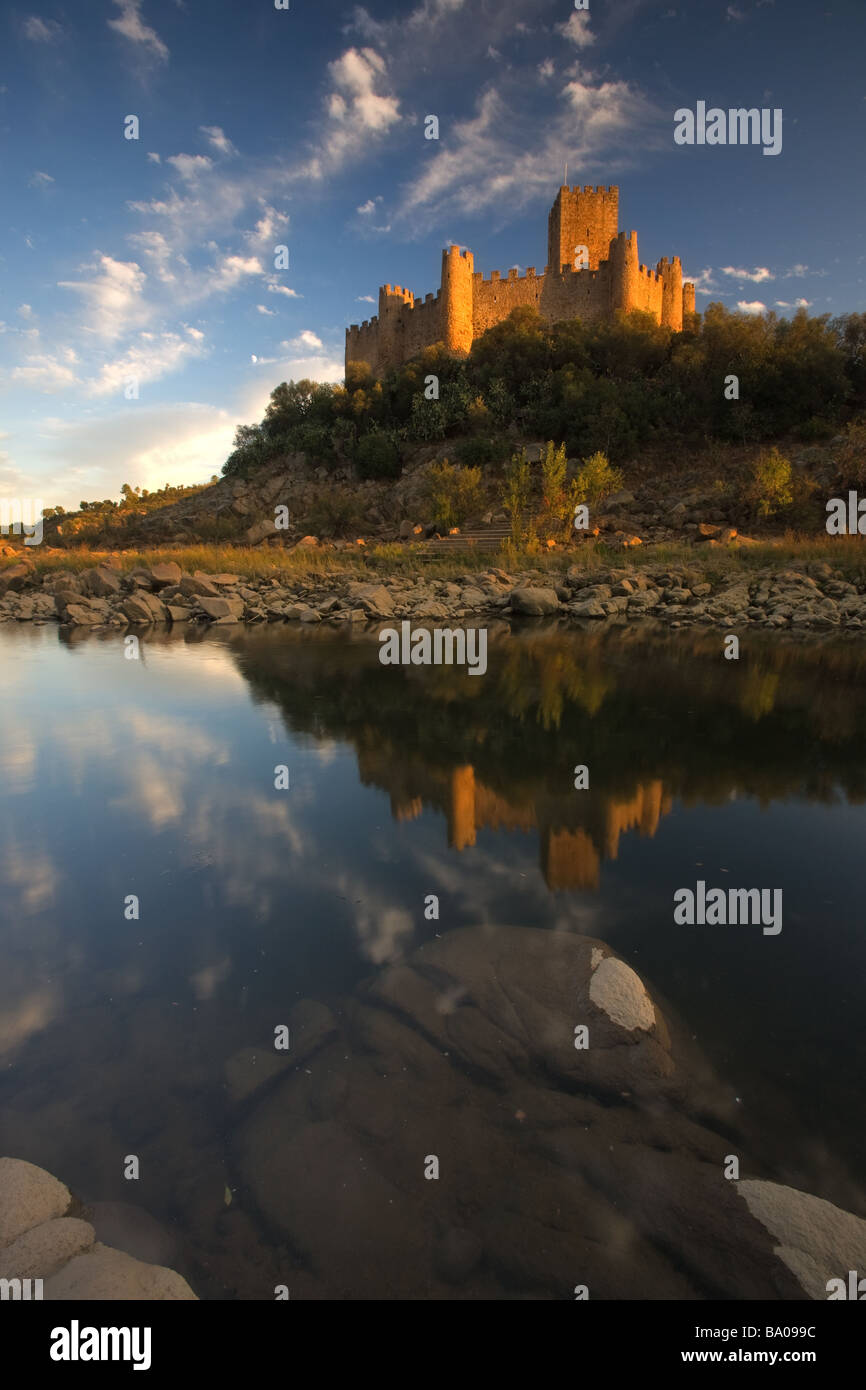 Almourol Castle historique avec tage au coucher du soleil avec ciel bleu et nuages blancs Banque D'Images