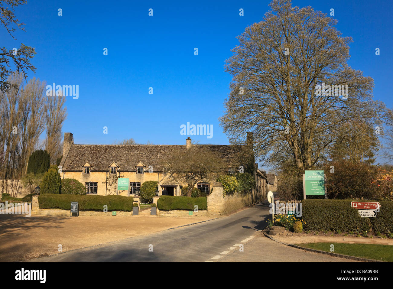 L'usine et à l'Old Swan Inn, dans le centre du village à Minster Lovell Oxfordshire Banque D'Images