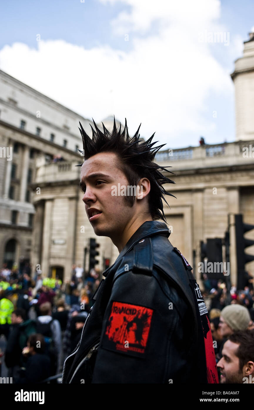 Manifestant avec une coiffure punk spikey lors d'une démonstration du G20 dans la ville de Londres. Banque D'Images