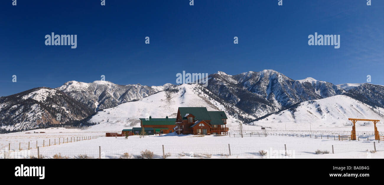 Panorama de la maison du ranch en Idaho USA avec Black Mountain de la gamme Madison des Montagnes Rocheuses du Montana col Raynmolds en hiver Banque D'Images